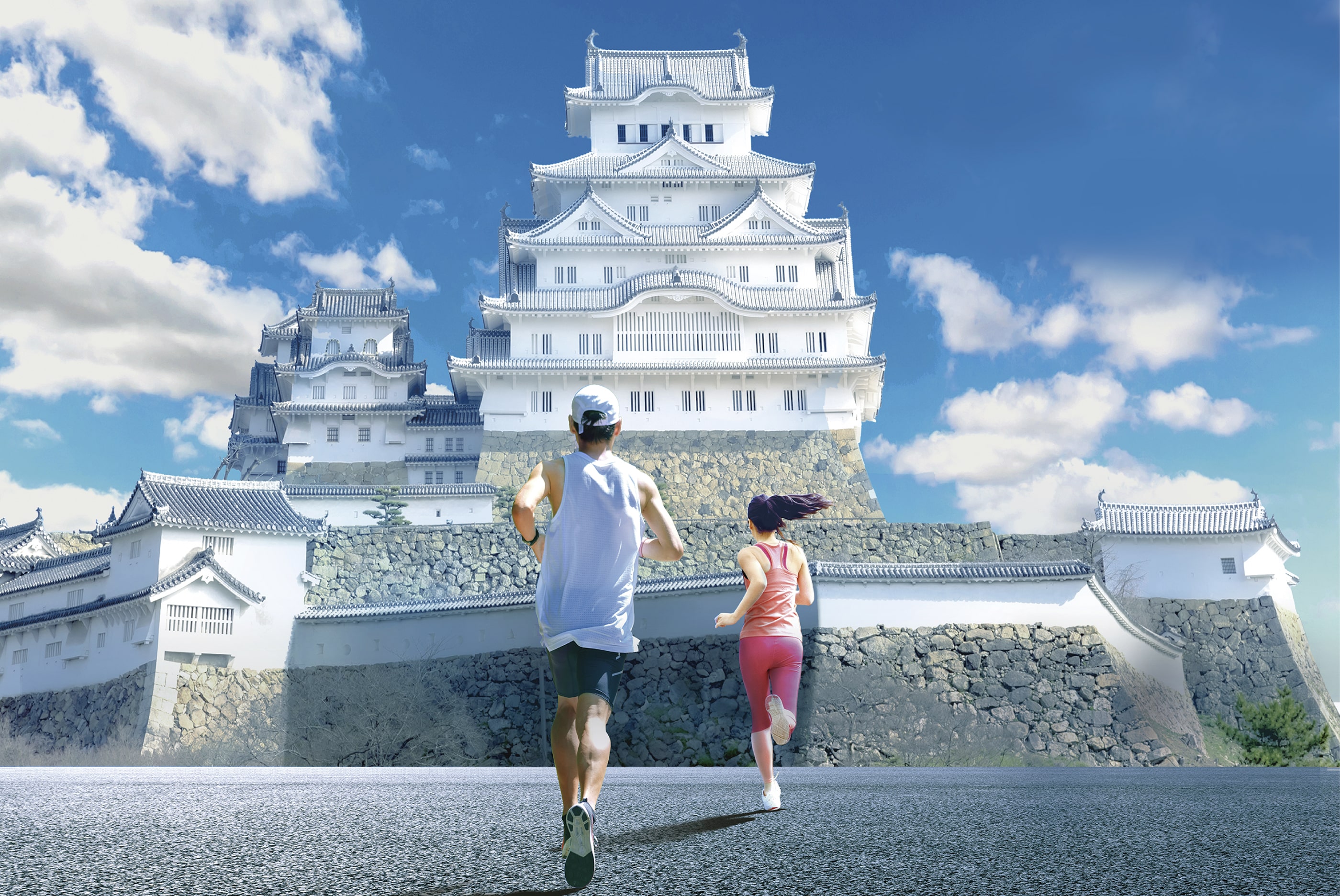 姫路城と姫路城に向かって走る男女のランナーの後ろ姿